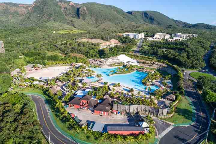 Rio Quente Ã© considerada um paraÃ­so com muitos atrativos alÃ©m do parque termal, como as praias artificiais e resorts com piscinas naturais.