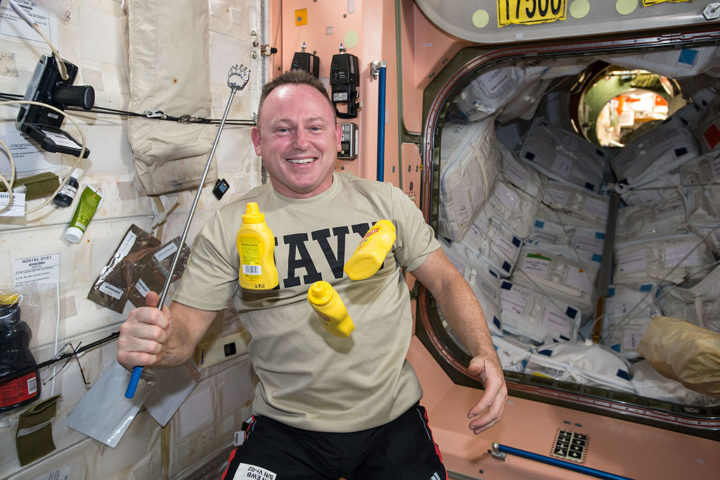 Com mais de 8 mil horas de voo e 663 pousos em porta-aviões, Barry Wilmore já passou ao todo 178 dias no espaço ao longo da carreira! 
 Em 2014, ele fez parte da Expedição 41, que explorou a composição de meteoros e as alterações musculares e ósseas causadas pelo espaço. O astronauta é casado com Deanna Newport e tem duas filhas.-NASA/Terry Virts