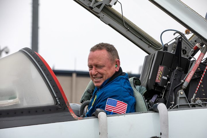 O astronauta Butch Wilmore, que está “preso” no espaço desde junho de 2024, testemunhou um jato azul na atmosfera da Terra. O fenômeno é raro e só foi confirmado por cientistas recentemente. 
-NASA Kennedy Space Center/Wikimedia Commons 
