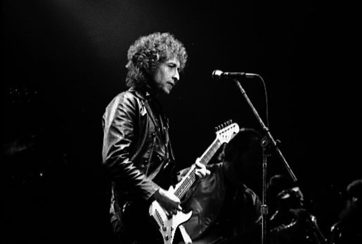 A letra, que mistura referências bíblicas e culturais, exemplifica o estilo surrealista e provocador de Dylan, simbolizando uma jornada de descoberta e desafio.