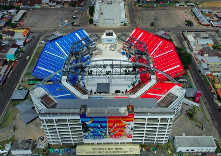 O festival acontece no Bumbódromo, uma arena com capacidade para aproximadamente 17 mil pessoas. O formato da arena lembra a cabeça de um boi visto de cima.