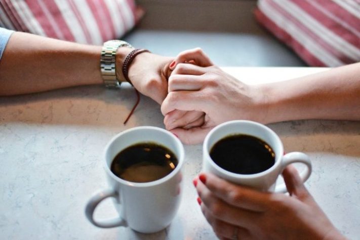 Casal tomando café - Pixabay