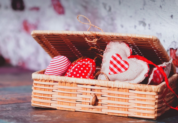 <p>Então, inspirado em datas como Dia das Mães e Dia dos Pais, Dória lançou o Dia dos Namorados com o slogan “Não é só com beijos que se prova o amor”. Ou seja,  é também com presentes! </p>
