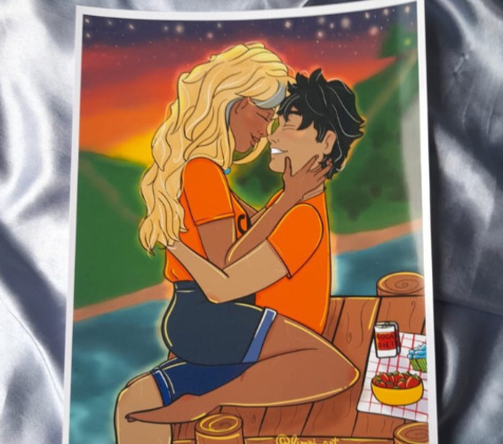 Percy Jackson e Annabeth  - Na saga de Percy Jackson, há vários momentos em que os dois demonstram seu carinho, até que, finalmente, se declaram namorados em "Os Olimpianos". As aventuras juvenis abriram espaço para a venda de diversos tipos de produtos. Na foto, um cartaz dos dois anunciado no popular site Shopee.