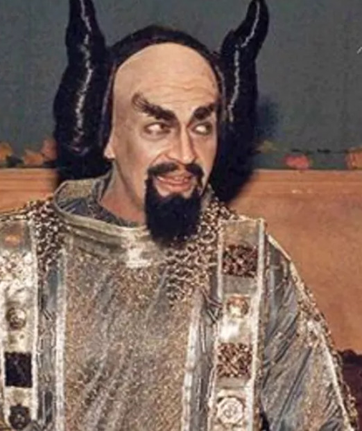 <p>Luís Melo em “O Auto da Compadecida” (2000): Um dos maiores sucessos do cinema brasileiro também teve um Diabo para chamar de seu. Sua aparência foi cuidadosamente construída para refletir um ser ao mesmo tempo sinistro e caricato, de acordo com o tom humorístico da obra de Ariano Suassuna.</p>
