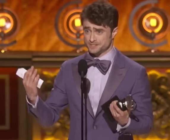 Daniel Radcliffe fatura principal prêmio do teatro