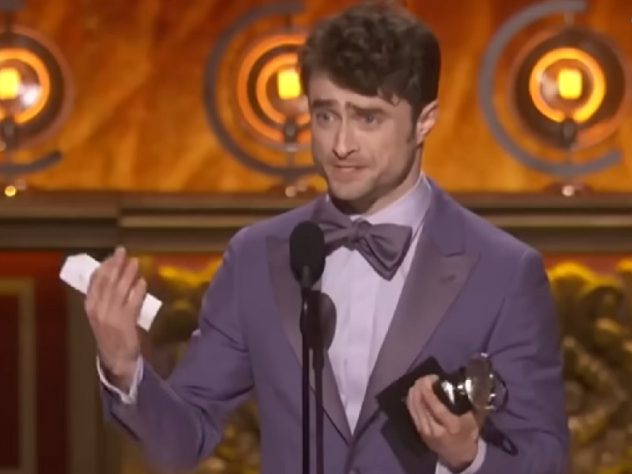 Daniel Radcliffe fatura principal prêmio do teatro