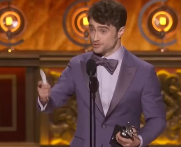 Daniel Radcliffe fatura principal prêmio do teatro