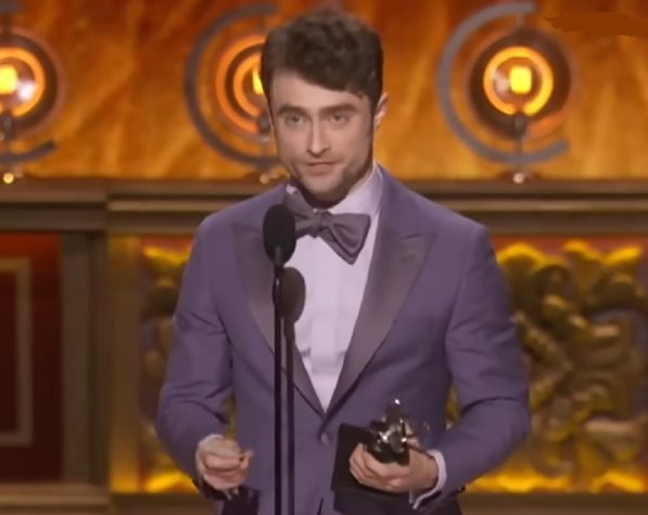 Daniel Radcliffe fatura principal prêmio do teatro