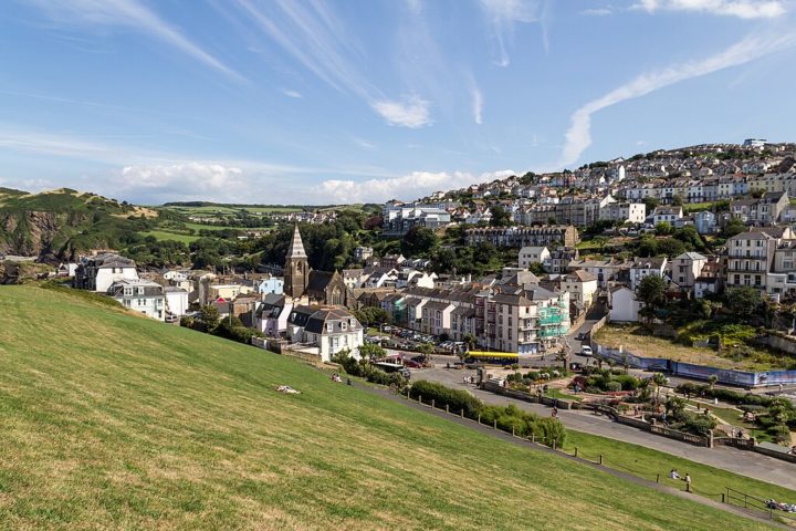 Edward também pensou em dividir a propriedade em 12 apartamentos, mas essa ideia não foi para frente. Devon, onde a casa está localizada, é um condado extenso e charmoso situado no sudoeste da Inglaterra.