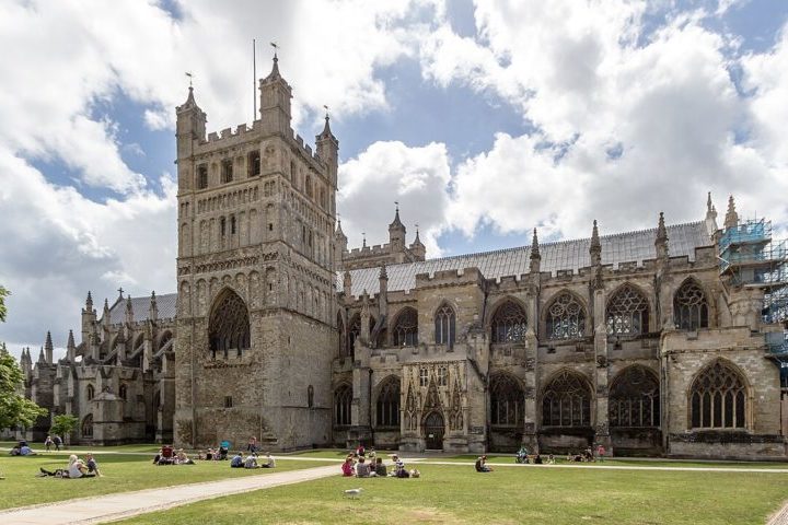Isso sem falar na capital do condado, Exeter, uma cidade histÃ³rica com um centro medieval bem preservado, uma imponente catedral gÃ³tica e um mercado de rua muito popular.