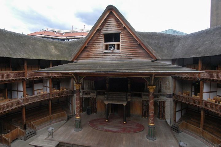 O teatro era conhecido por sua estrutura circular de madeira, com um palco aberto e um telhado de palha.
