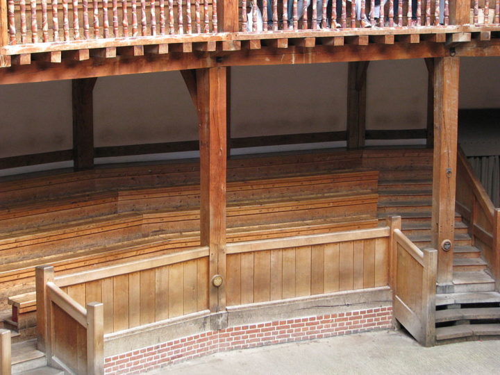 Em 1613, um incêndio acidental durante uma apresentação de 