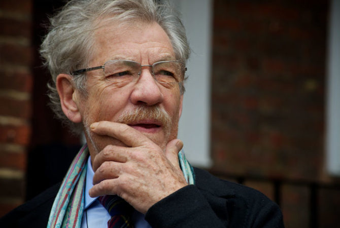 Ian McKellen questiona abordagem no filme “Hamnet”