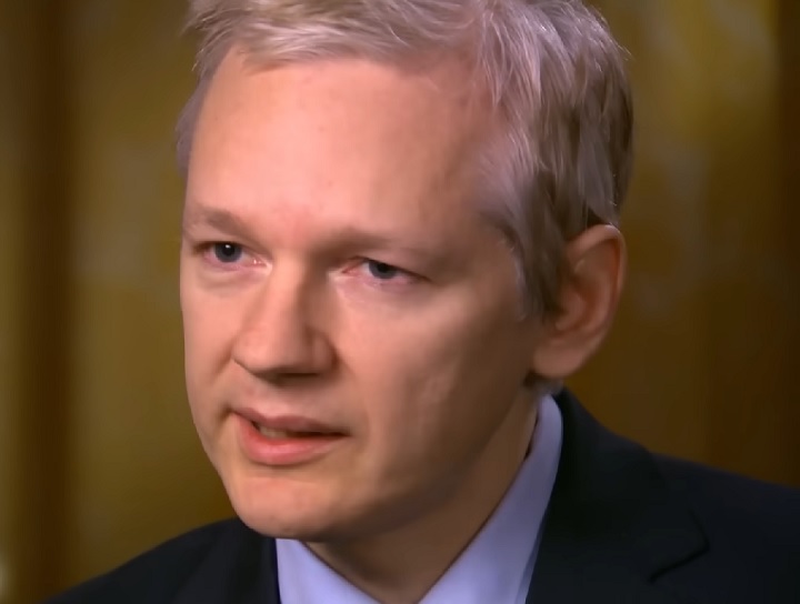 Assange teria vivido um relacionamento com a estrela durante parte do período em que esteve asilado na embaixada do Equador em Londres, entre 2012 e 2019, recebendo visitas constantes dela. Uma fonte ouvida pelo site afirmou que Neeson “luta para superar isso”, sinalizando que a relação estaria na corda bamba.