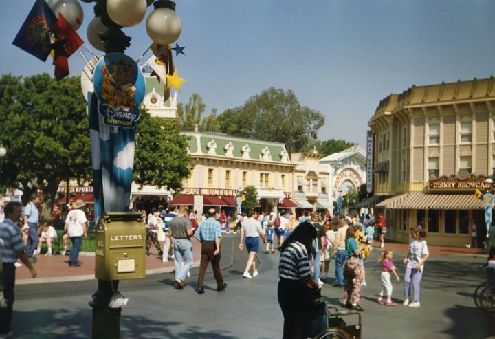 Em 17 de julho de 1955, o parque abriu as portas para o público pela primeira vez.