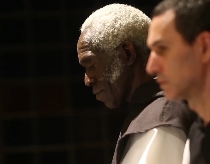 A prática do silêncio é uma característica marcante da vida trapista, embora os monges não sejam completamente silenciosos, eles minimizam a fala para promover um ambiente de contemplação e oração.