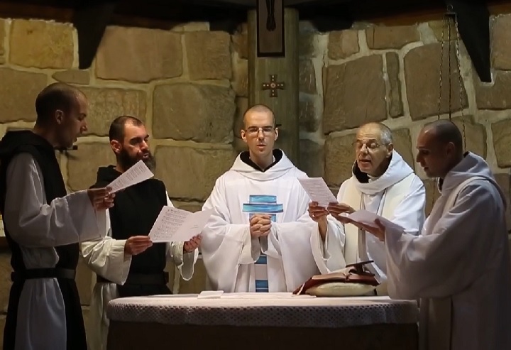 Essa é uma ordem monástica católica que segue uma regra de vida baseada nos ensinamentos de São Bento, conhecida como a Regra de São Bento, com um foco particular na austeridade, no silêncio e na oração.