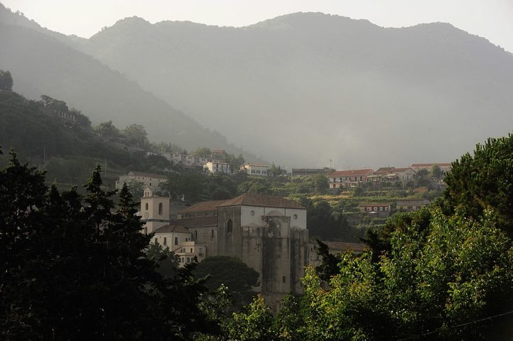 O tomate chegou à Europa no século XVI, mas foi na Itália, especialmente em Nápoles, que ele se popularizou como ingrediente culinário.