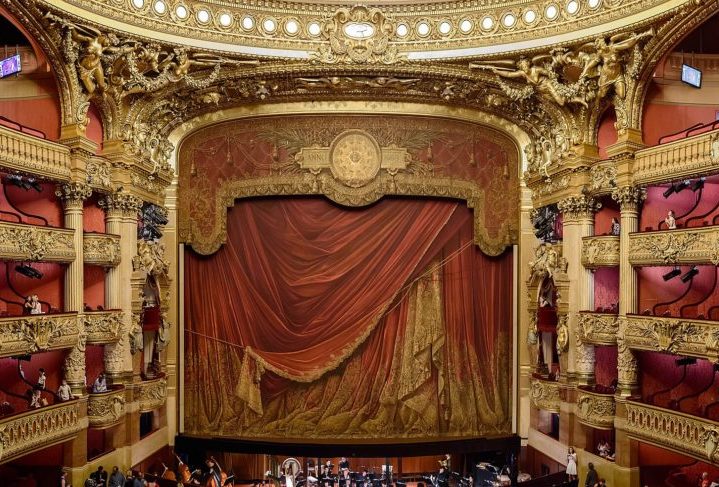 Ópera Garnier (Paris, França): Um ícone da arquitetura Beaux-Arts, ostenta uma fachada monumental com colunas douradas, uma escadaria grandiosa e um interior exuberante com lustres de cristal e afrescos ornamentados.