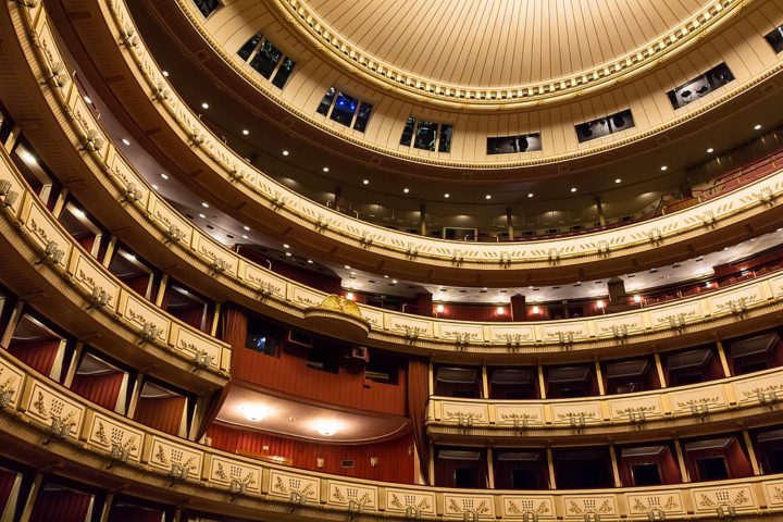 Ao longo de sua curta vida, Mozart viveu em outras cidades, principalmente Viena, um importante polo de  criação e difusão da música clássica na época. 