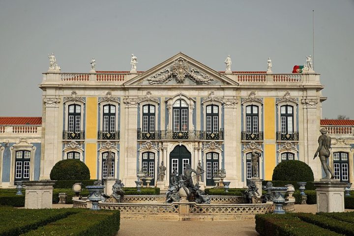 Palácio de Queluz (Lisboa, Portugal): Construído no século 18 para a família real portuguesa, esse palácio é frequentemente chamado de "Versalhes Português" por conta de seus jardins, fontes e uma arquitetura imponente.