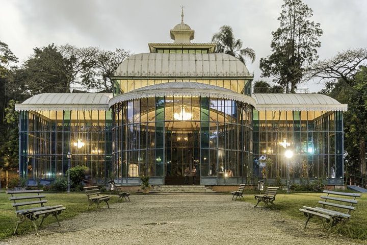 AlÃ©m do Museu Imperial, PetrÃ³polis tem outros importantes pontos turÃ­sticos, como o Museu Casa de Santos Dumont, o PalÃ¡cio de Cristal que aparece nessa foto, e o Museu de Cera.