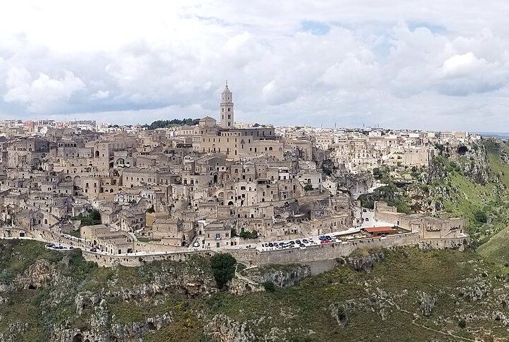Matera (Itália)
Com cerca de 60 mil habitantes, é famosa por suas casas escavadas em rochas, chamadas “sassi”. Muitas delas são habitadas há milhares de anos.