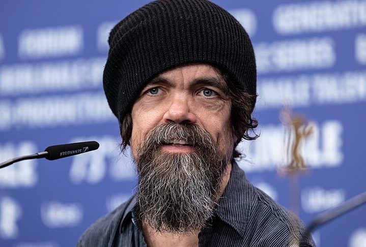 Peter Hayden Dinklage nasceu em Morristown, Nova Jersey, em 11 de junho de 1969.O ator, que mede 1,32 m, nasceu com acondroplasia, a forma mais comum de nanismo que existe.