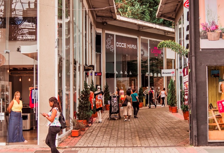 Uma dessas atrações que atraem turistas de todos os cantos é a Rua Teresa, um dos maiores polos de moda da região serrana do estado, com mais de 1.200 lojas.