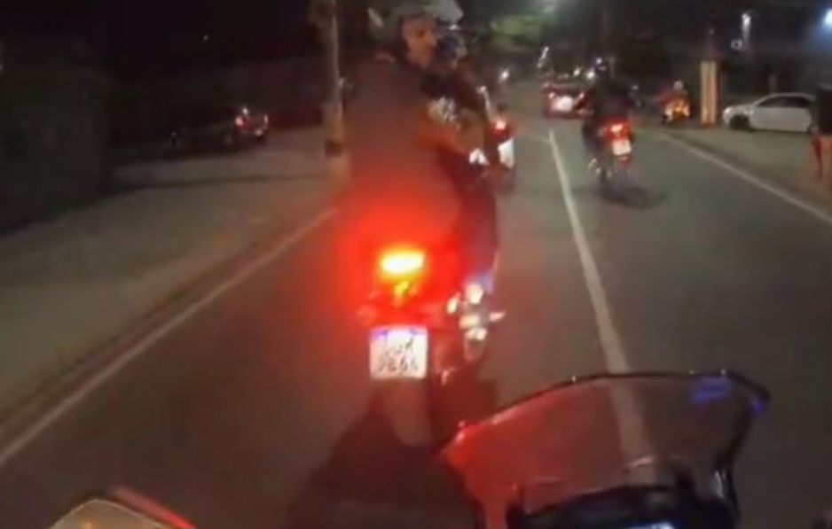 O assalto foi no dia 15 de junho de 2024, em Madureira, bairro conhecido nacionalmente pelas escolas de samba Portela e Império Serrano. Bandidos numa moto (foto) emparelharam para roubar a motocicleta da vítima e dispararam.
