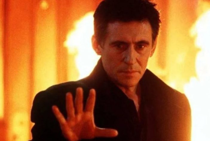 Atores papel de Diabo - Gabriel Byrne em Fim dos Dias