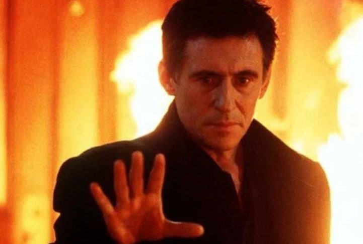 <p>Gabriel Byrne em “Fim dos Dias” (1999): Ao interpretar um homem possuído por Satanás, Byrne enfrenta Arnold Schwarzenegger em uma luta apocalíptica entre o bem e o mal.</p>
