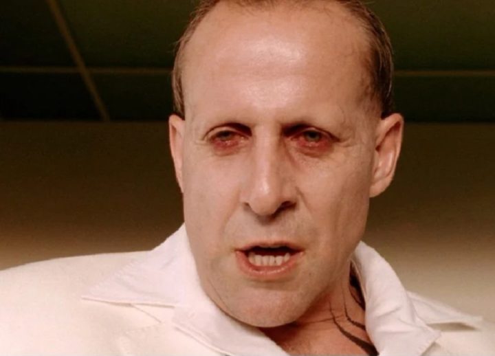 <p>Peter Stormare em “Constantine” (2005): No filme, que é baseado em uma história em quadrinhos, Stormare entrega uma interpretação memorável e intimidadora como Lúcifer, ainda que seja uma participação pequena.</p>
