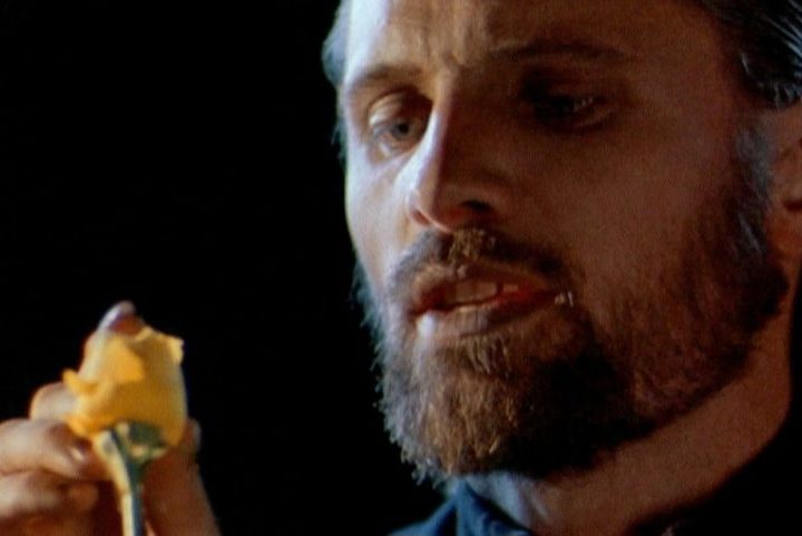 <p>Viggo Mortensen em “Anjos Rebeldes” (1995): Antes de ficar conhecido pelo herói Aragorn na trilogia “O Senhor dos Anéis”, Mortensen vive Lúcifer como um anjo caído atormentado neste filme que ainda tem Christopher Walken no elenco.</p>
