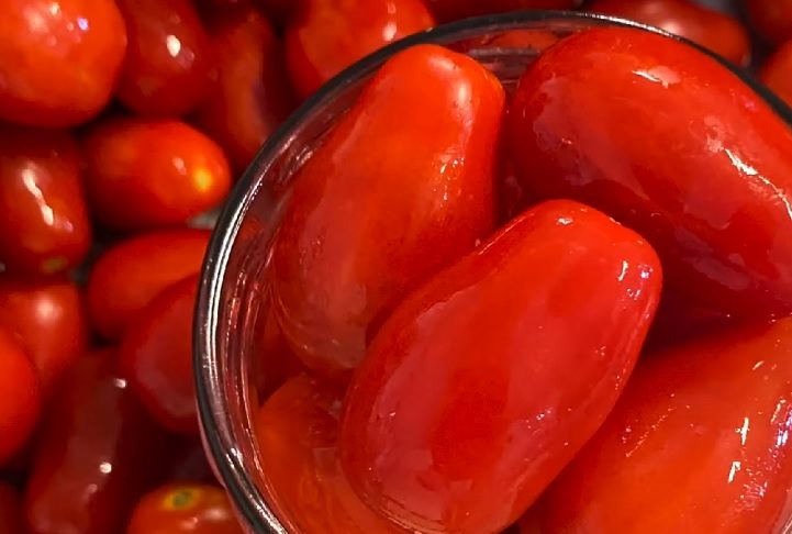 Pomodoro Corbarino: Originário da região do Lácio, o Pomodoro Corbarino se destaca pelo sabor equilibrado entre doçura e acidez, com um toque frutado.