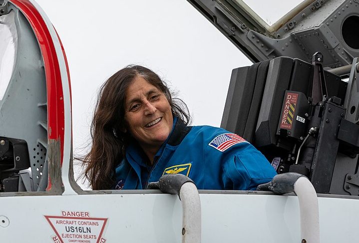 Já Suni Williams tem 59 anos e é astronauta da Nasa desde 1998. Ela é a segunda mulher com maior tempo de caminhada no espaço: 50 horas e 40 minutos. Como astronauta e piloto, Williams já acumulou mais de 3 mil horas de voo em 30 tipos de aeronaves. Como integrante da tripulação do NEEMO2, ela chegou a passar 9 dias submersa no laboratório submarino Aquarius, da Nasa. -NASA Kennedy Space Center/wikimedia commons 