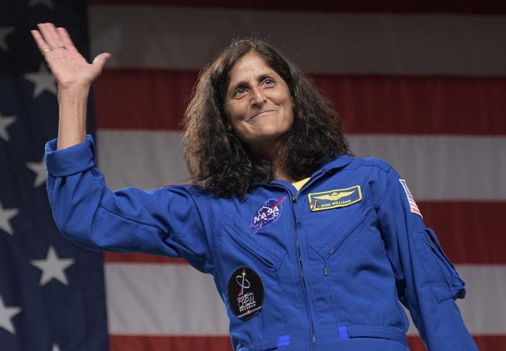 Somadas três viagens, Suni Williams totalizou 62 horas e 6 minutos na lateral da Estação Espacial Internacional para realizar reparos externos na espaçonave. O tempo é o maior entre mulheres astronautas.
