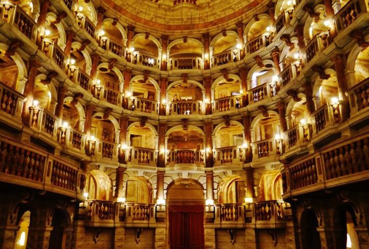 Teatro Scientifico (Mantova, ItÃ¡lia): Foi projetado pelo arquiteto Antonio Galli Bibiena e inaugurado em 1769. Ã? conhecido por seus mÃºltiplos nÃ­veis de camarotes, seu estilo barroco e sua impressionante decoraÃ§Ã£o interior.