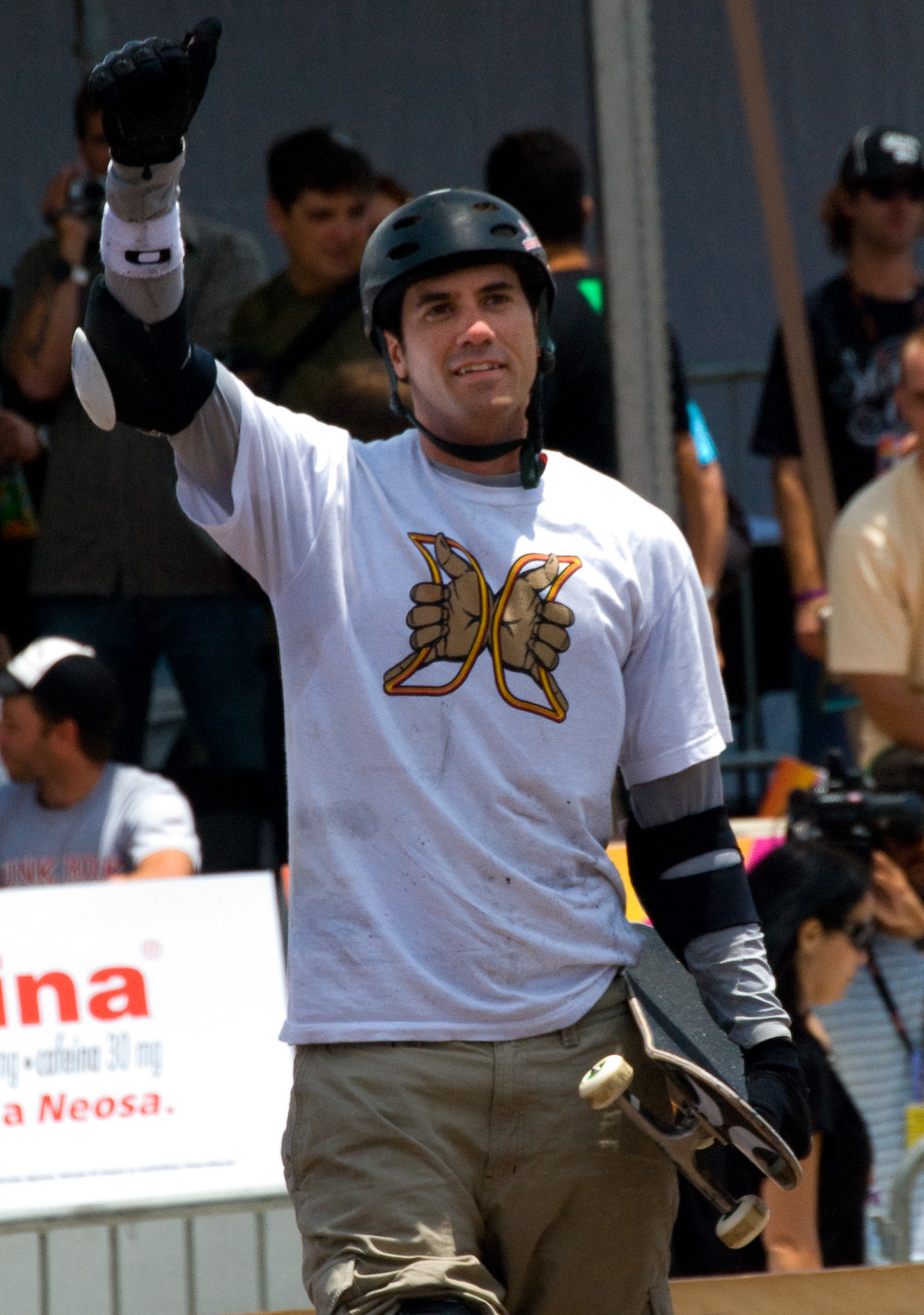 Filho de pai americano e mãe brasileira, Bob Burnquist começou em São Paulo e enfrentou dificuldades por ser diferente. Tornou-se um dos maiores inovadores da história do skate vertical. Sua carreira o levou aos X-Games, Olimpíadas, à criação da Mega Rampa no quintal, e à defesa de causas sociais e ambientais por meio do skate.
