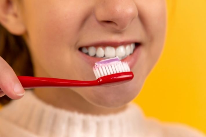 Escovando os dentes