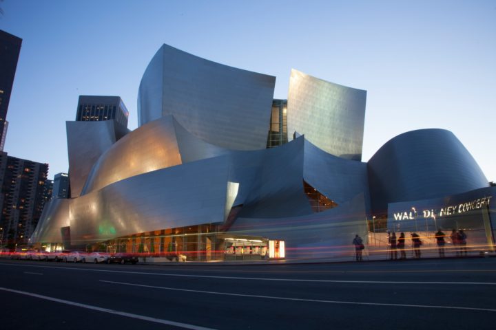 Walt Disney Concert Hall (Los Angeles, EUA): Considerado uma obra-prima da arquitetura moderna, é um dos centros culturais mais importantes da costa oeste dos Estados Unidos. Projetado pelo renomado arquiteto Frank Gehry, seu exterior foi feito para lembrar velas de navios ao vento.