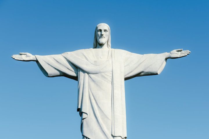 “Onde quer que você vá ao Rio, verá o Cristo Redentor pairando sobre você. É uma bela caminhada até a encosta, então pegue o trem ou um ônibus turístico para chegar ao topo