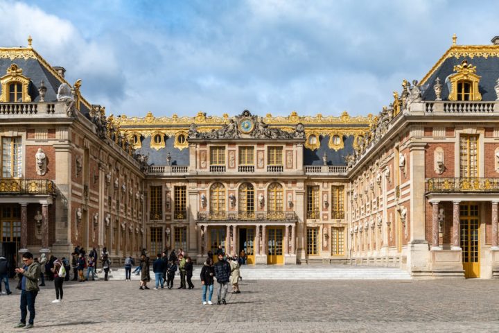A versão atual do Palácio se Versalhes foi construída no século 17 sob ordens do Rei Luís XIV e serviu como centro do poder político do Antigo Regime até a Revolução de 1789.