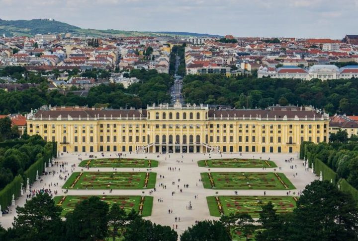 Palácio de Schönbrunn (Viena, Áustria): Considerado o "Versalhes de Viena", Schönbrunn foi construído no século 17 como residência de verão para os Habsburgos.