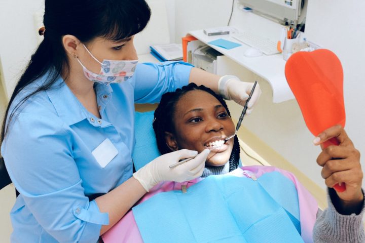 Cuidar da saúde bucal é fundamental para prevenir doenças como cáries, gengivite e periodontite, que podem afetar não apenas a boca, mas também a saúde geral do corpo.