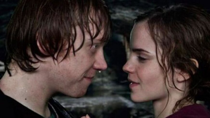 Hermione Granger e Ron Weasley - O outro romance que agitou os fãs da saga de Harry Potter é o de Hermione e Ron. Várias vezes, a relação dos dois passou por rusgas, mas todos percebiam que havia algo além de amizade. Até que o primeiro beijo causou euforia dos seguidores em "Relíquias da Morte". 