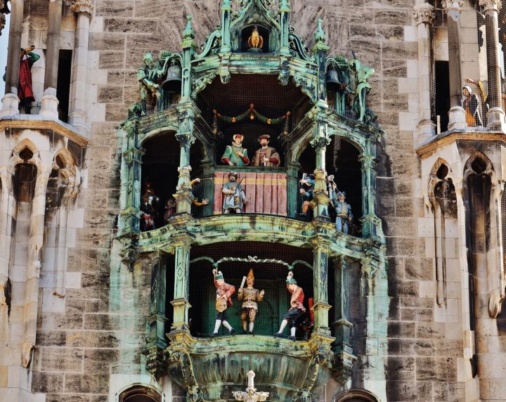 Um dos marcos mais icÃŽnicos Ã© a Marienplatz, a praÃ§a central da cidade, que abriga a Neues Rathaus (Nova Prefeitura) e seu famoso carrilhÃ£o com figuras em movimento que narram histÃ³rias do sÃ©culo 16.