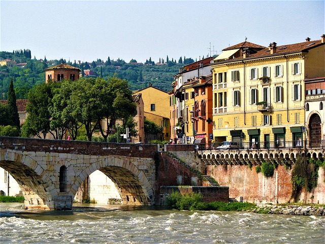 Cidade famosa por ser palco do clássico Romeu e Julieta, Verona inspira o amor