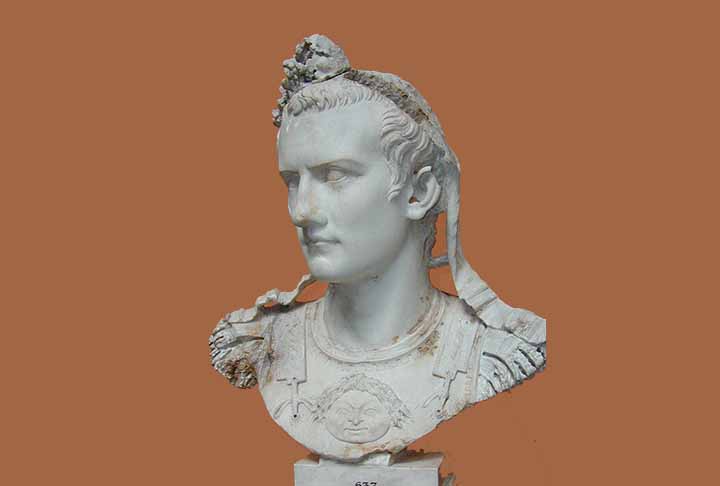 Mesmo após séculos, Calígula continua sendo alvo de estudos por parte de historiadores e pesquisadores. Sua trajetória reúne episódios controversos, fontes antigas contraditórias e interpretações que ainda geram debate. Por isso, sua figura segue relevante para compreender o poder e a política no Império Romano.